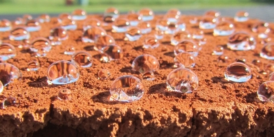 科技日报：抹上这种神奇“乳液”，土路下雨不和泥